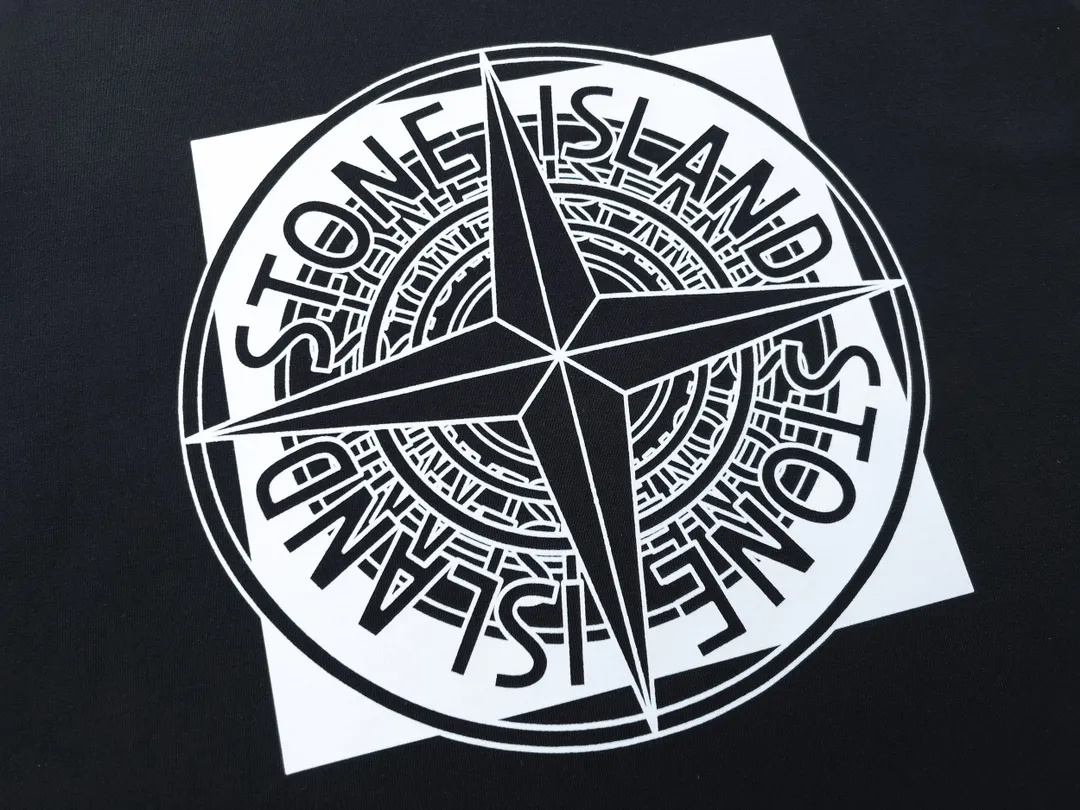 W626#P110💰 [Stone lsland/Stone Island summer new short-sleeved T-shirt with big compass print on the chest] ⚠️[Original creation with high control of details] - Made of 260 grams of combed cotton with 32-count double yarn, soft and comfortable to the touch, sweat-absorbent and breathable. - Simple, basic and versatile style, original quality, the first choice for couples. - Made in a large factory, four needles and five threads on the shoulder, neatly arranged, high quality workmanship. - Same style for men and women. Very versatile, one piece for everyone, details are clearly visible. Color: Black White Size: M L